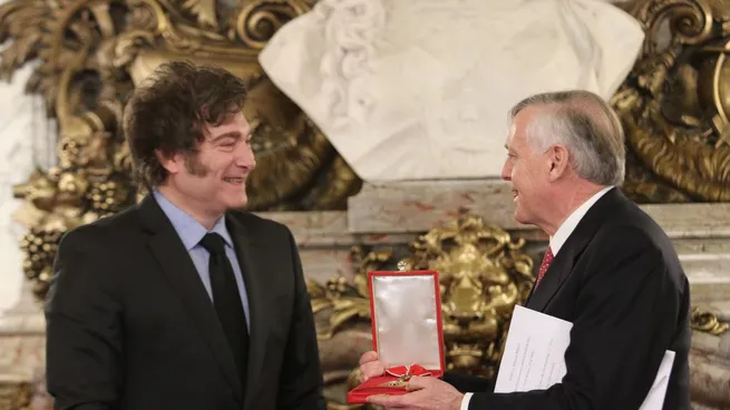 En lo que pareciera ser una devolución de gentilezas, que le costó llegar tarde al entierro del Papa Francisco, Javier Milei otorga la Orden de Mayo a Jesús de la Huerta Soto