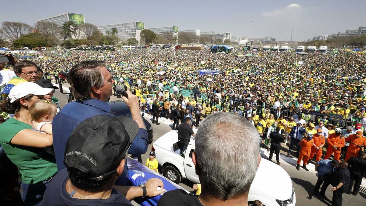 La Democracia Y La Economía, Víctimas Del Choque En Cadena De Los ...