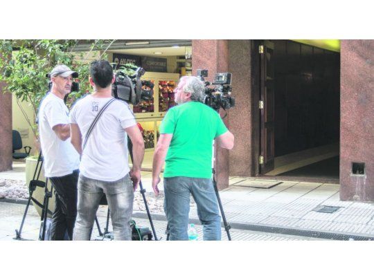 Sorpresa. El megaoperativo se realizó ayer por la mañana. Las autoridades fueron a la dirección que la productora había declarado.