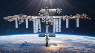 La Estación Espacial Internacional (EEI) es un laboratorio científico y hogar en órbita para astronautas, construido y operado por una colaboración de varias naciones. La Estación Espacial Internacional (EEI) es un laboratorio científico y hogar en órbita para astronautas, construido y operado por una colaboración de varias naciones.