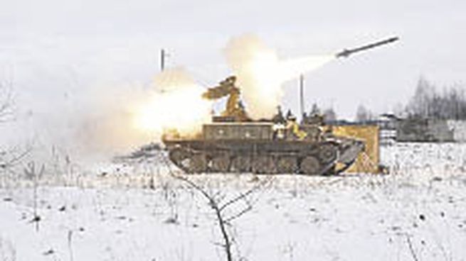 JUEGOS DE GUERRA. Una batería misilística ucraniana abre fuego en el marco de ejercicios bélicos en la región de Volyn.