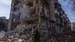 Un residente camina por las calles destruidas de Mariúpol.