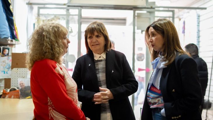 Bullrich y Ramírez junto a una vecina de Lugano. Bullrich y Ramírez junto a una vecina de Lugano.