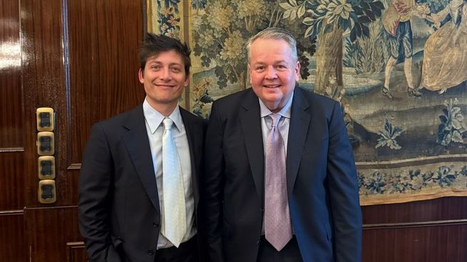 Santiago Caputo maneja el backdoor del vinculo con Estados Unidos a través de Barry Bennett, principal asesor de Donald Trump. Javier Milei se reún el martes con su par estadounidense en Washington.