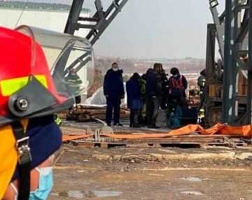 Intentan salvar con vida a 22 mineros que quedaron atrapados en China.