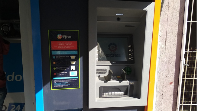 os cajeros automáticos en barrios populares registraron mayor uso que en barrios más pudientes.