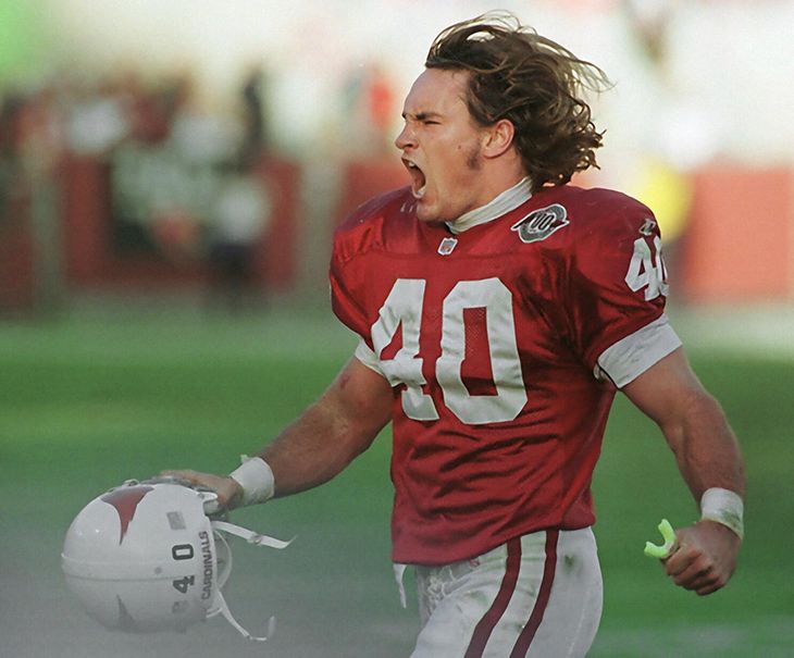 Pat Tillman era una de las estrellas de los Cardinals y decidió rechasar un contrato de 3 millones de dolares por incorporarse al ejercito de los Estados Unidos 