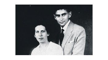 El anuncio de la subasta de 111 cartas de Frank Kafka (en la foto junto a su esposa Felice), puso en pie de guerra a instituciones culturales alemanas que quieren evitar que el legado del escritor quede desperdigado.