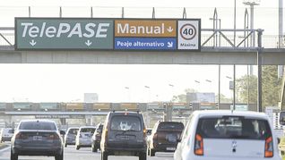 Costos. Los automovilistas sufrirán otro golpe al bolsillo. Además del aumento de los combustibles, ahora deberán pagar más caros los peajes de accesos a la Capital Federal. Costos. Los automovilistas sufrirán otro golpe al bolsillo. Además del aumento de los combustibles, ahora deberán pagar más caros los peajes de accesos a la Capital Federal.