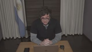 Javier Milei expone por videoconferencia desde París ante los empresarios reunidos en Mar del Plata.
