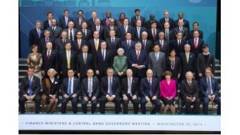 ámbito.com | El ministro de Economia Axel Kicillof, en la foto con sus pares y presidentes de Bancos Centrales del G-20.