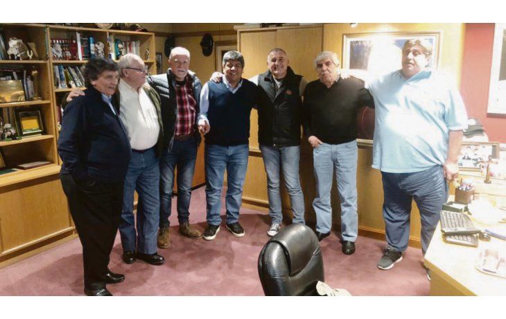 ámbito.com | Alianza. Hugo y Pablo Moyano visitaron a Pignanelli y a Manrique, de Smata, junto a Fabre (Anses), Moreyra (ceramistas) y Plaíni (canillitas).