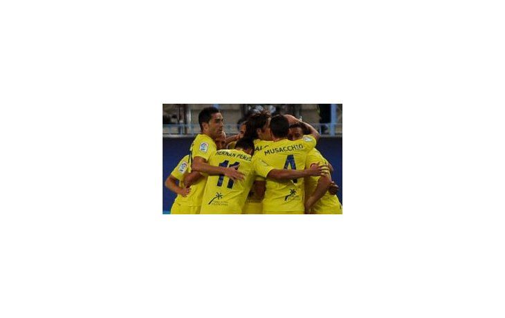 Salvador. Todos abrazan a Marco Ruben.