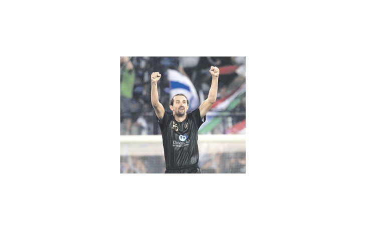 Hernán Barcos levanta los brazos para festejar. El delantero argentino que no brilló ni en Racing, ni en Huracán, es un goleador implacable y se nacionalizará ecuatoriano.