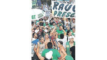 ámbito.com | Ingreso triunfal. El gremio de camioneros de Hugo Moyano,identificado con los colores verde y blanco, ingresó a Plazade Mayo a las 14.28. Desplazaron de la primera fila a lospiqueteros de Luis D’Elía.