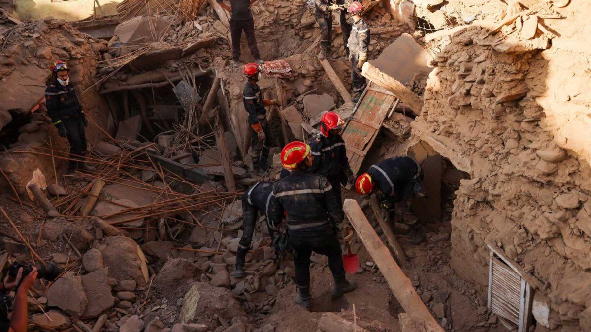 Death toll from earthquake rises to almost 2,500