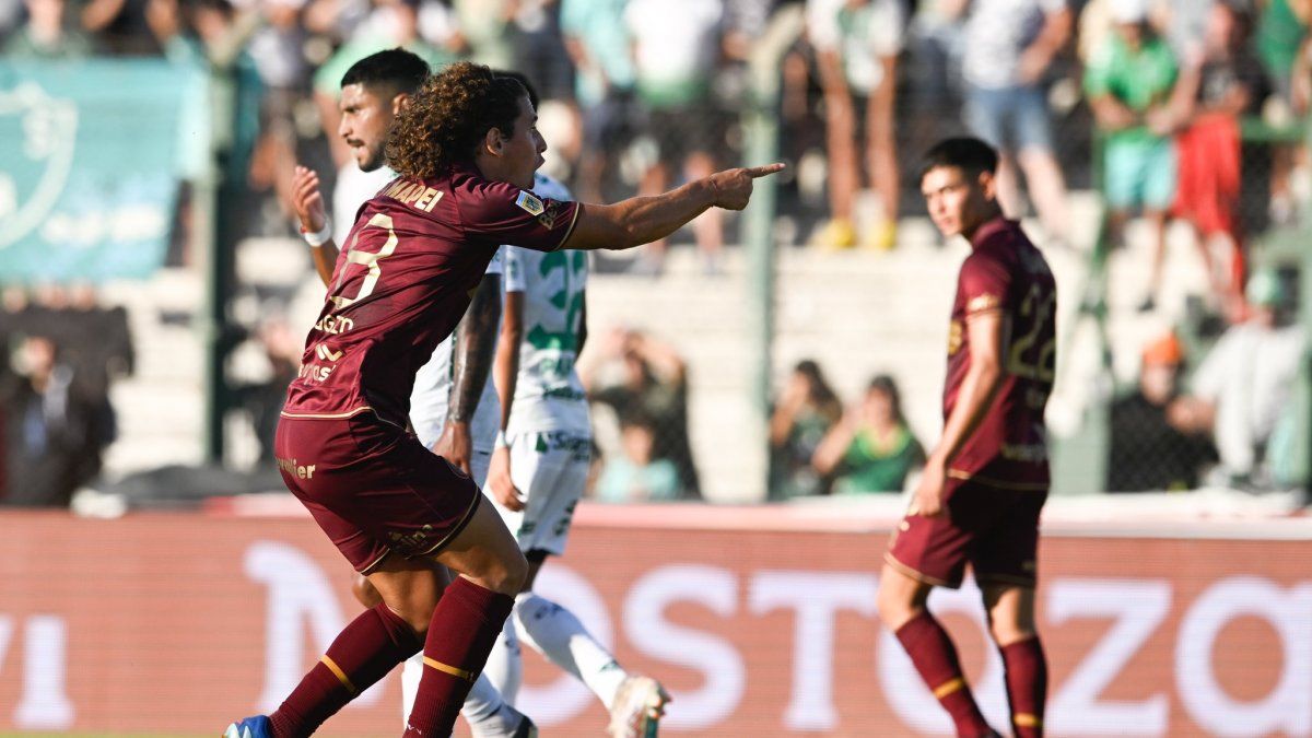 Lanús won as a visitor and takes its head out of the background