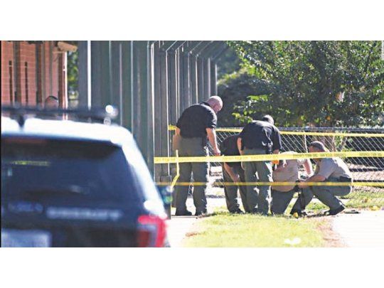 Custodiado. Ayer, la escuela primaria estuvo totalmente vallada y con presencia policial, tras el trágico crimen