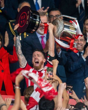 Iker Muniain levantando la Copa del Rey, el último título conquistado con el Athletic de Bilbao ante de su llegada River. Iker Muniain levantando la Copa del Rey, el último título conquistado con el Athletic de Bilbao ante de su llegada River.