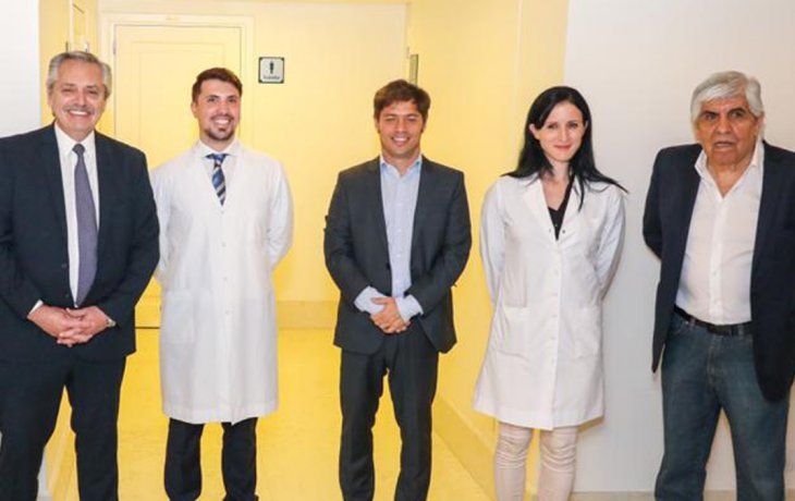 El presidente junto al gobernador Kicillof y Hugo Moyano en el recorrido por el sanatorio.&nbsp;
