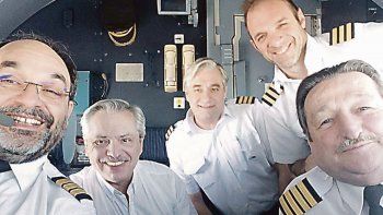 A bordo. Alberto Fernández en el avión de Aerolíneas Argentinas. Ayer a la tarde aterrizó en Madrid.