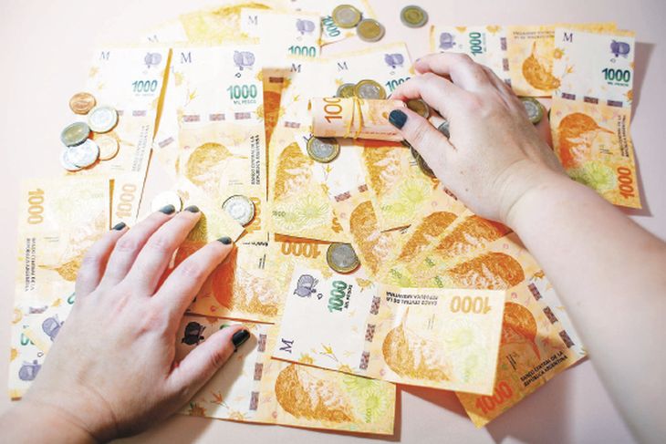 Estudio. Para medir la presión tributaria se tomó como ejemplos a trabajadores en relación de dependencia y se tuvo en cuenta consumos de todo tipo, desde alimentos, servicios y bienes.