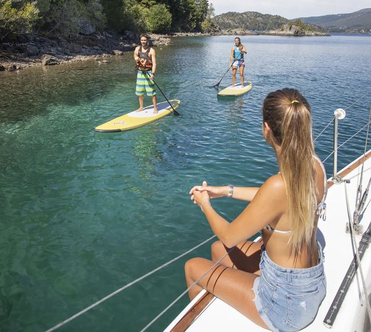 El kayak es uno de los deportes que practican mucho quienes van a veranear a los lagos de Bariloche y San Martín de los Andes El kayak es uno de los deportes que practican mucho quienes van a veranear a los lagos de Bariloche y San Martín de los Andes