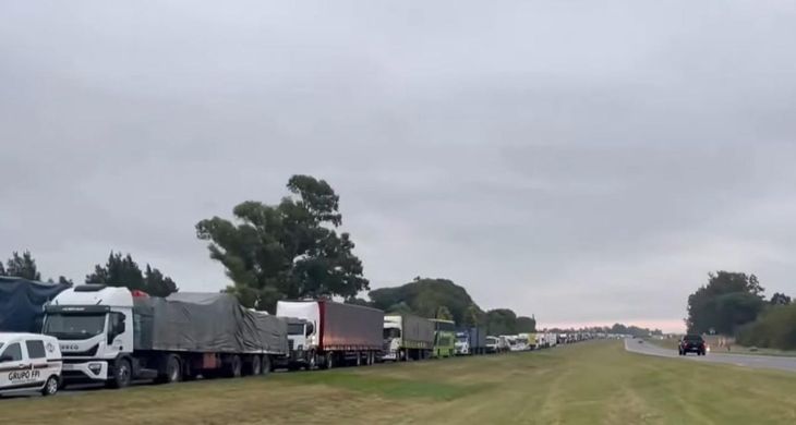 Mientras contin&uacute;an las tareas en el sector, las autoridades recomendaron a los conductores evitar la zona y optar por caminos alternativos hasta que se restablezca completamente la circulaci&oacute;n.