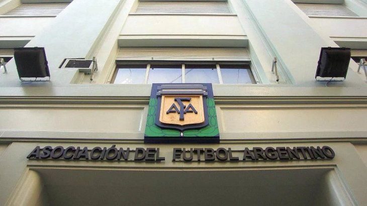 Armella ordenó nueve operativos sobre domicilios de la financiera, tras avanzar sobre 17 clubes. Armella ordenó nueve operativos sobre domicilios de la financiera, tras avanzar sobre 17 clubes.