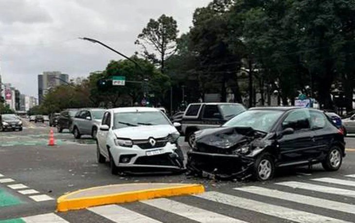 Tenía 2,11 gramos de alcohol en sangre, se cruzó de carril y chocó a otro auto