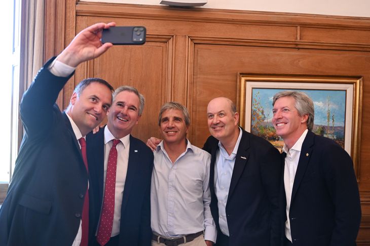 El jefe de Gabinete, el canciller y el equipo econ&oacute;mico celebrando el acuerdo con EEUU.