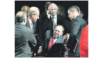 ámbito.com | Sheldon Adelson, CEO del casino Las Vegas Sands, prominente donante republicano, habla con otros ejecutivos del juego al final del primer debate presidencial en Denver, el 3 de octubre pasado.