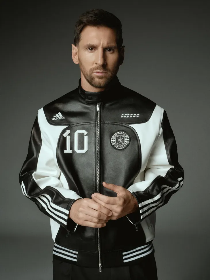 Vestirse con la marca Kith & Messi para adidas Football requiere una inversión inicial de aproximadamente u$s 135. Vestirse con la marca Kith & Messi para adidas Football requiere una inversión inicial de aproximadamente u$s 135.