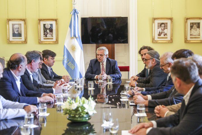 El presidente Alberto Fern&aacute;ndez durante la reuni&oacute;n que mantuvo con los integrantes de la Mesa de Enlace (Imagen de archivo).