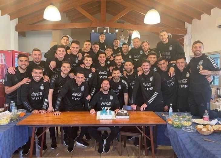 En la Copa América 2021, sus compañeros sorprendieron a Messi con una torta y regalos durante la concentración. En la Copa América 2021, sus compañeros sorprendieron a Messi con una torta y regalos durante la concentración.