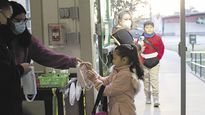 CONTROLES. Así, con extrema precaución, volvieron las clases en el Hemisferio Norte, como muestra la foto en el caso de San Antonio (EE.UU.).