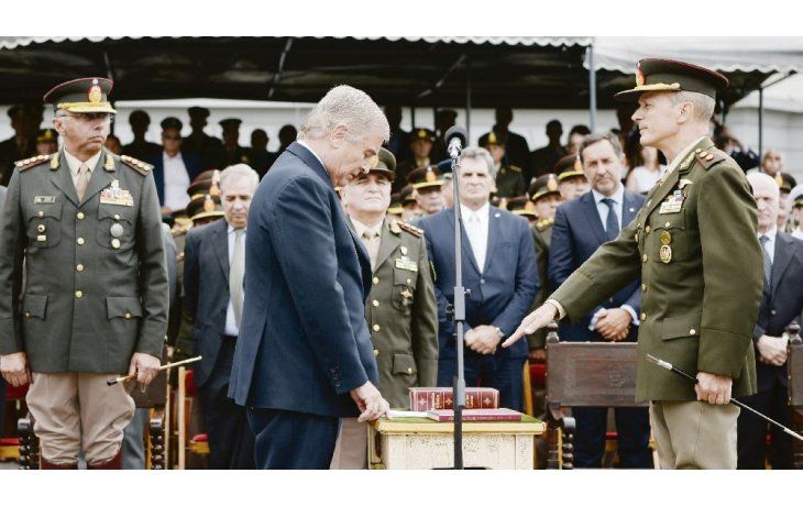 ámbito.com | Jura. El ministro de Defensa Oscar Aguad puso en funciones ayer al nuevo jefe del Ejército, General de Brigada Claudio Pascualini. En el acto habló también el saliente Diego Suñer.