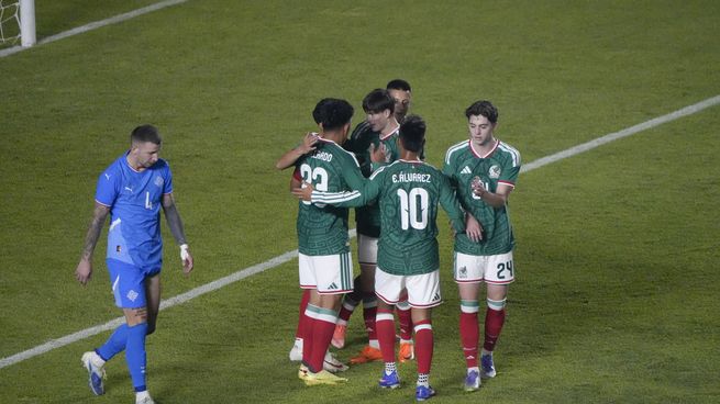 La Selección Mexicana tuvo una convincente actuación y goleó 4-0 a una Islandia que resultó un rival muy débil.