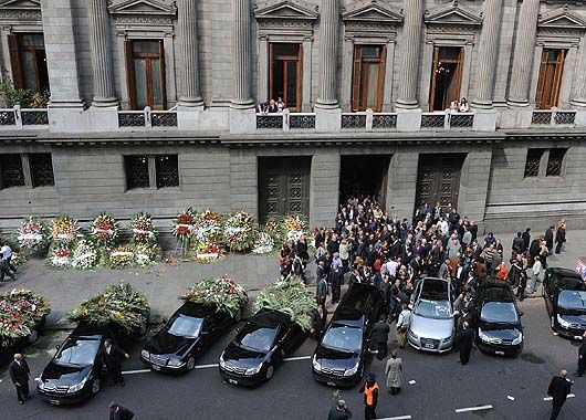 Entre lágrimas y aplausos, despidieron los restos de Mercedes Sosa (foto 3)