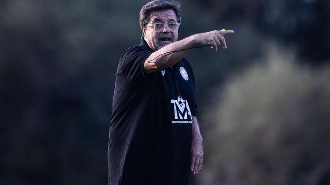 Ricardo Caruso Lombardi deja el fútbol uruguayo tras el grave insulto a un árbitro: “No puedo estar cinco partidos sin dirigir”.