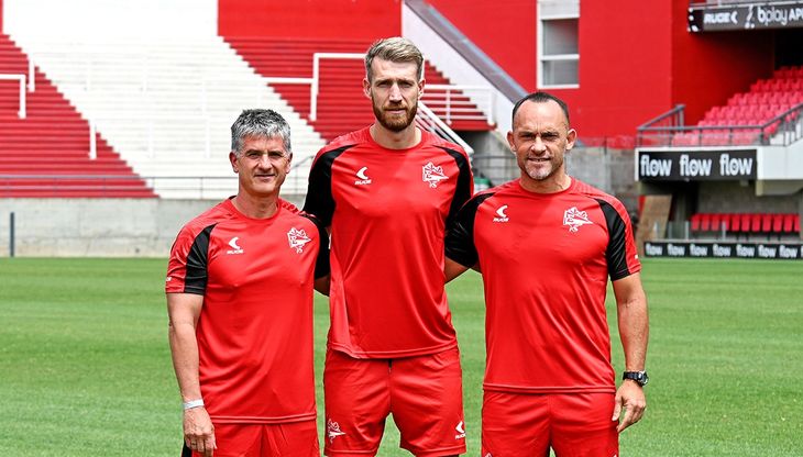 The former soccer player, after a successful career, began to guide others as a coach of the Pincha Reserve. The former soccer player, after a successful career, began to guide others as a coach of the Pincha Reserve.