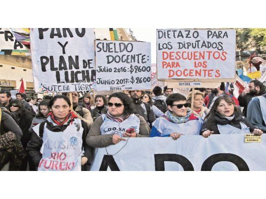 Postal. La brecha entre las primeras ofertas oficiales y las exigencias de los gremios amenaza con derivar en el inicio de un ciclo lectivo 2018 marcado nuevamente por las huelgas en varias provincias.