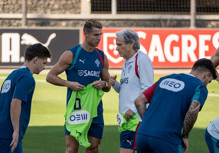 Cristiano Ronaldo y Jorge Jesus hablando en la práctica de Portugal. Cristiano Ronaldo y Jorge Jesus hablando en la práctica de Portugal.