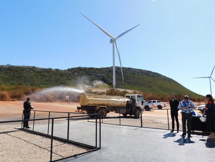 Camiones cisterna riegan hasta dos veces por día los caminos para evitar que levante tierra y polvo. Camiones cisterna riegan hasta dos veces por día los caminos para evitar que levante tierra y polvo.