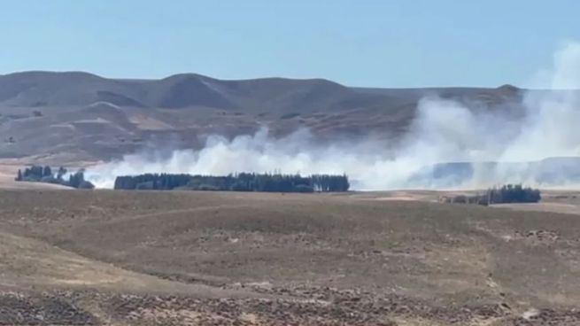 El incendio se inició en la estancia Chacayal, a unos 50 kilómetros de Junín de los Andes, y avanza sobre pastizales y matorrales.