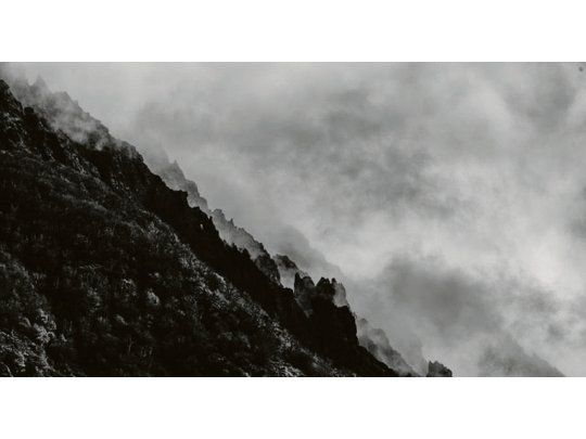 Detalle. Las imágenes se imponen pero una observación más atenta invita a detenerse ante los grafismos que se descubren entre la nieve, el detalle de zonas rocosas en las montañas y también en los bosques que las cubren.
