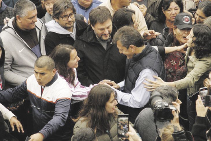 De Unión por la Patria, Sergio Massa acompañó también al candidato de la Ciudad de Buenos Aires, Leandro Santoro. De Unión por la Patria, Sergio Massa acompañó también al candidato de la Ciudad de Buenos Aires, Leandro Santoro.