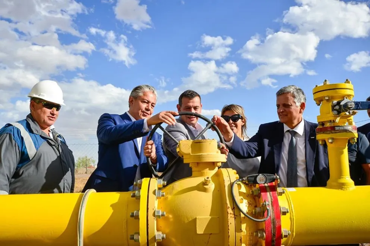 La obra de gas en Añelo permitirá abastecer a cientos de familias y avanzar hacia el consumo industrial en el corazón de Vaca Muerta. La obra de gas en Añelo permitirá abastecer a cientos de familias y avanzar hacia el consumo industrial en el corazón de Vaca Muerta.