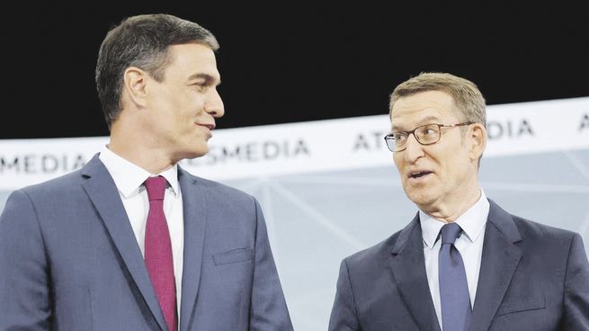 POLOS. El presidente Pedro Sánchez (PSOE) y su contrincante Alberto Núñez Feijóo (PP) fueron retratados durante el único debate previo a los comicios.