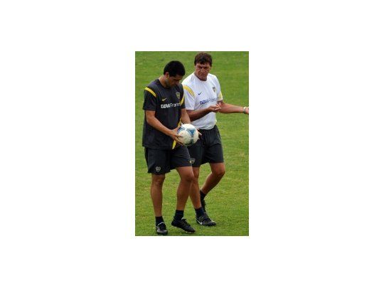 Pedido. Riquelme no se quiere perder ningún partido de Boca y se lo comunica a Falcioni.